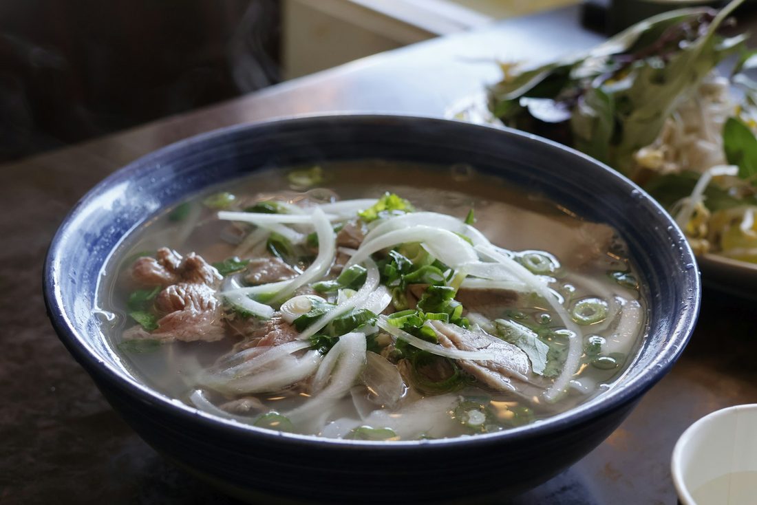 Schale Phở Bò mit Reisbandnudeln, Rindfleisch und frischen Kräutern