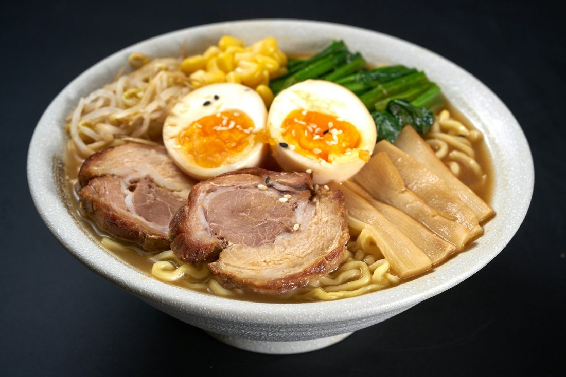 Schale Miso Ramen mit Ei, Schweinefleisch und Gemüse